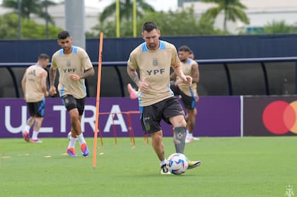 Lionel Messi volvió a tener contacto con la pelota en la búsqueda por llegar a la mejor forma para el jueves