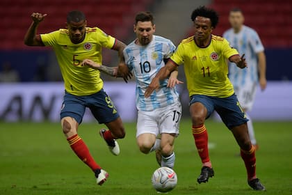 Lionel Messi, Wilmar Barrios y Juan Cuadrado luchan por la pelota durante el partido que disputan Argentina y Colombia por la Copa América 2021