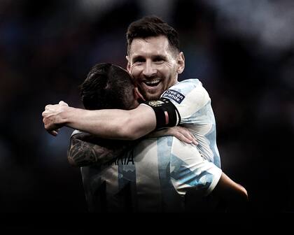 Lionel Messi y Angel Di María celebrando el gol del amistoso contra Italia en Londres en julio.