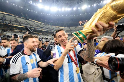 Lionel Messi y Ángel Di María con la Copa del Mundo 
