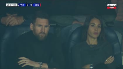 Lionel Messi y Antonela Roccuzzo en el palco observando PSG - Benfica