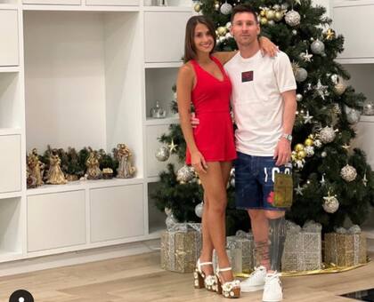 Lionel Messi y Antonela Roccuzzo junto a su árbol navideño