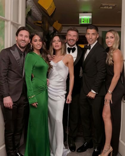 Lionel Messi y Antonela Roccuzzo, parte de la foto de amigos de David Beckham. Así posaron junto al cumpleañero, Victoria Beckham, Luis Suárez y Sofía Balbi