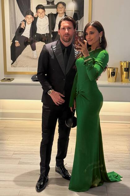 Lionel Messi y Antonela
Roccuzzo se toman una
selfie en su casa, antes de ir
a la fiesta. Él, con smoking,
camisa y corbata en negro
absoluto (y nuevo peinado con
raya al costado). Ella, con un
espectacular vestido drapeado
de espalda descubierta
diseñado por Victoria
Beckham, joyas de oro de
Tiffany & Co. y una minaudière
en forma de esfera de Alaïa.