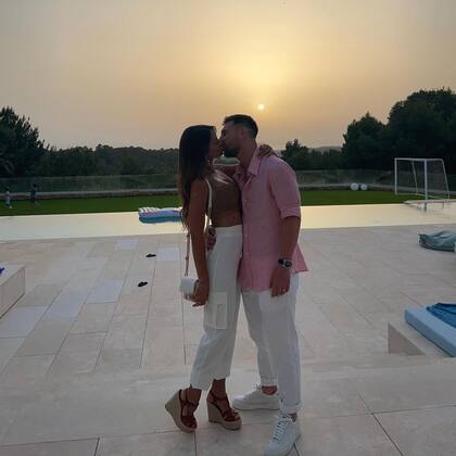Lionel Messi y Antonela Rocuzzo compartiendo un momento romántico en su nueva casa
