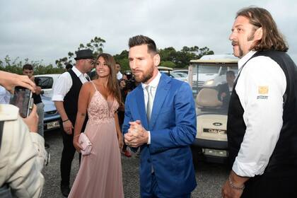 Lionel Messi y Antonela Roccuzzo al llegar al festejo de Luis Suárez y su esposa