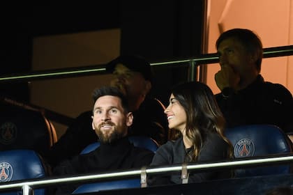 Lionel Messi y Antonella Roccuzzo miran desde el palco el partido de UEFA Champions League que disputan Paris Saint-Germain y Benfica; la estrella rosarina prioriza llegar bien al Mundial
