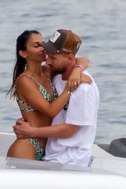 Lionel Messi y Antonella Roccuzzo, muy acaramelados en el lujoso yate donde pasan sus vacaciones
