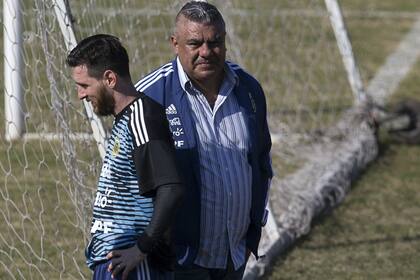 Lionel Messi y Claudio Tapia, presidente de la AFA