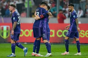 El capitán volvió, hizo dos golazos y Argentina se vuelve inalcanzable en las eliminatorias: 2-0 a Perú