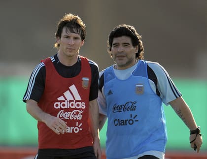 Lionel Messi y Diego Maradona en un entrenamiento de la selección argentina en 2009