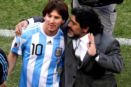 Lionel Messi y Diego Maradona, juntos en la Selección en el Mundial de Sudáfrica 2010