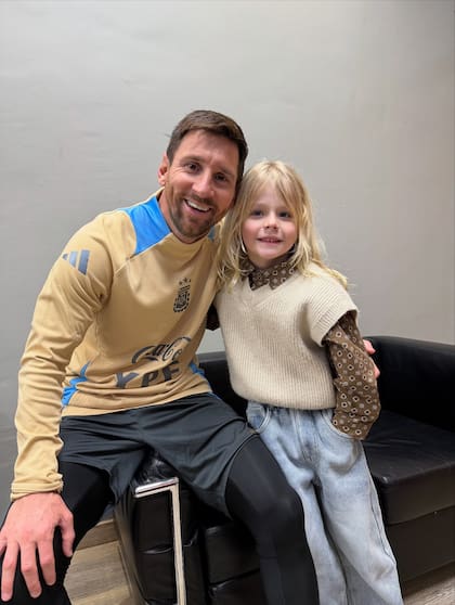 Lionel Messi y Dionisio se fundieron en un abrazo al conocerse