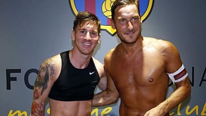 Lionel Messi y Francesco Totti coincidieron en un partido entre Barcelona - Roma y cambiaron las camisetas