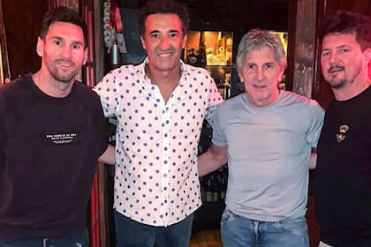 Lionel Messi y Gerardo Cea, propietario del Café Prima Pasta, en una de las visitas que hizo el astro del fútbol al restaurante