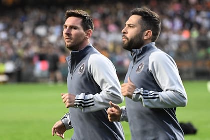 Lionel Messi y Jordi Alba corren alrededor del campo; el rosarino no puede creer lo que ve a su alrededor en el entrenamiento 