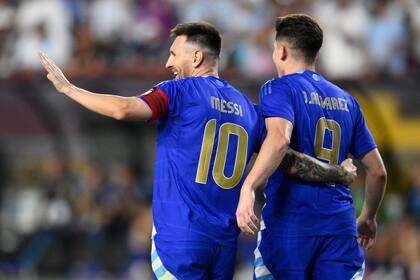 Lionel Messi y Julián Álvarez estarán de arranque en el debut de la selección argentina en la copa