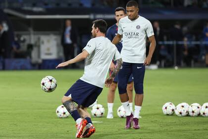 Lionel Messi y Kylian Mbappé realizan el calentamiento previo al partido entre PSG y Maccabi Haifa