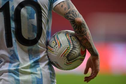 Lionel Messi y la pelota durante el partido que disputan Argentina y Colombia por la Copa América 2021