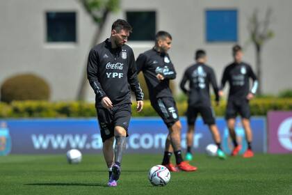 Lionel Messi y la pelota, una relación que tendrá otro capítulo en la noche de Asunción