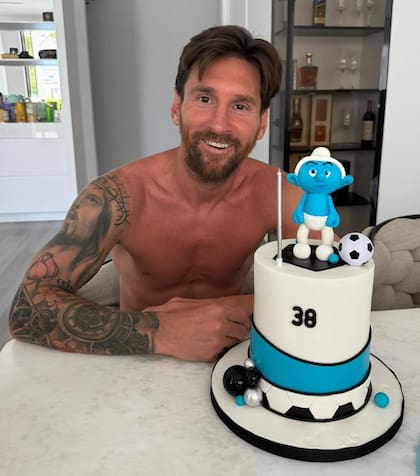Lionel Messi y la torta con la que celebró sus 38 años (Foto: Instagram/@antonelaroccuzzo)