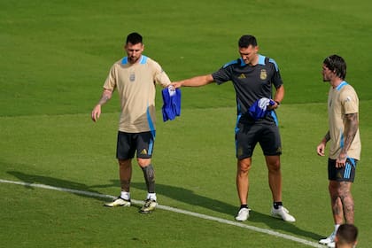 Lionel Messi y Lionel Scaloni hablarán un rato antes del partido y decidirán si el 10 va de arranque