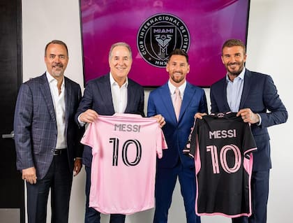 Lionel Messi y los socios del Inter posaron con las camisetas del argentino