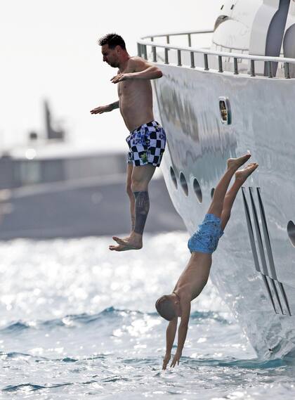 Lionel Messi y Luis Suárez disfrutando de las cálidas aguas del mediterráneo