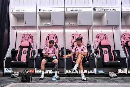 Lionel Messi y Luis Suárez en el vestuario del nuevo estadio de Inter Miami