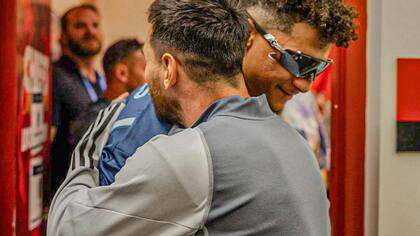Lionel Messi y Patrick Mahomes coincidieron en el Arrowhead Stadium en 2024, un encuentro que marcó al mariscal de campo