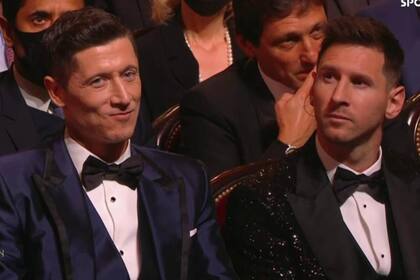 Lionel Messi y Robert Lewandowski durante la entrega del Balón de Oro.