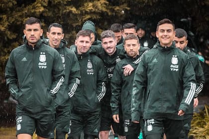 Lionel Messi y Rodrigo de Paul en el centro, en una foto grupal de la selección