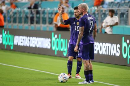 Lionel Messi y Rodrigo De Paul, una sociedad muy cercana