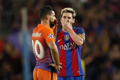 Lionel Messi y Sergio Agüero, con camisetas distintas. Si La Pulga confirma su adiós de Cataluña, su destino más probable parece estar en Manchester, junto a su amigo del seleccionado argentino.