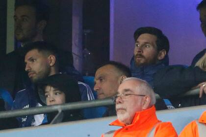 Lionel Messi y Sergio Agüero, en la platea del Etihad Stadium, la cancha de Manchester City. Ambos podrían juntarse a partir de la decisión de La Pulga de salir de Barcelona.