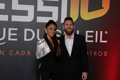 Lionel Messi y su esposa Antonella Roccuzzo saludaron a los fans en la alfombra roja