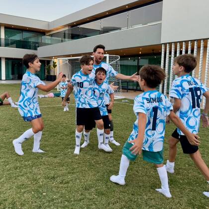 Lionel Messi y sus hijos bajo el equipo de Los Delfines (Foto: Instagram/@leomessi)