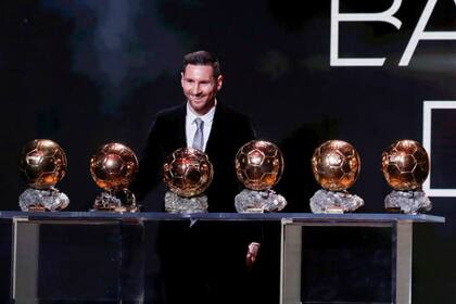 Lionel Messi y sus seis balones de oro, un récord de consagraciones en el premio al mejor futbolista del año en el mundo.