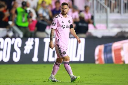 Lionel Messi y un momento de reflexión en pleno partido