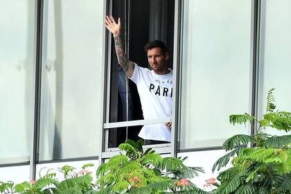 Lionel Messi y una remera de París, todo un símbolo: el argentina saluda a los fanáticos de Paris Saint Germain en el aeropuerto, tras haber dejado atrás Barcelona