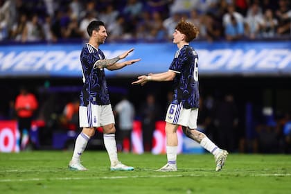 Lionel Messi y Valentín Barco, dos generaciones en un mismo equipo, camino al Mundial