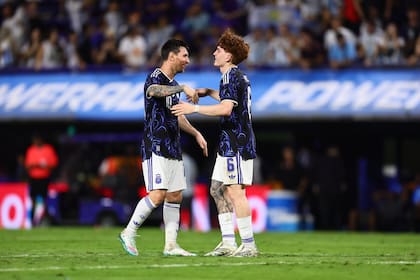 Lionel Messi y Valentín Barco, en la Bombonera