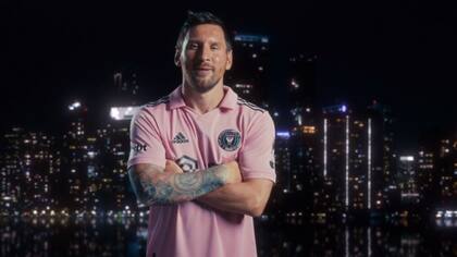 Lionel Messi ya tiene su primera imagen oficial como jugador de Inter Miami, pero el rival de esta noche no admite que sus fanáticos luzcan ninguna de las camisetas que lució el rosarino en su carrera.