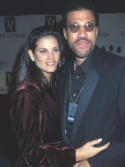 Lionel Richie junto a su segunda esposa, Diane Alexander, en 1996