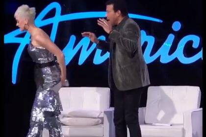 Lionel Richie trató de auxiliar a Katy Perry, pero no llegó a tiempo (Crédito: Captura de video)