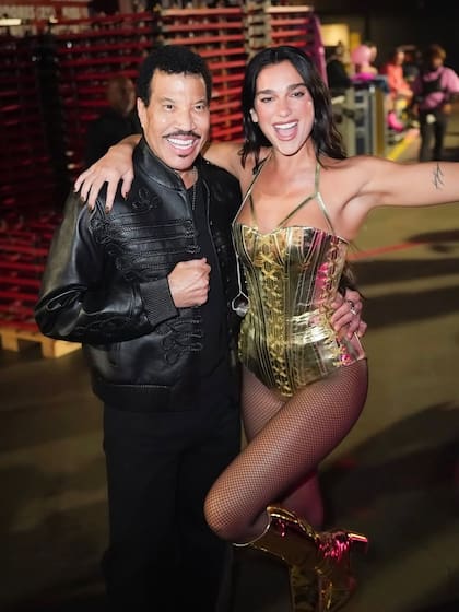 Lionel Richie y Dua Lipa cantaron juntos durante el show de la británica en Los Angeles (Foto: Instagram @dualipa)