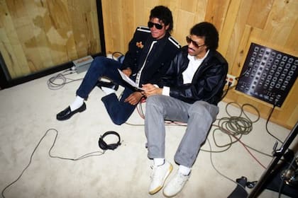 Lionel Richie y Michael Jackson en un aparte de la grabación de "We Are the World" en enero de 1985