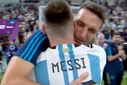 Lionel Scaloni abraza a Messi luego de clasificarse a la final del Mundial