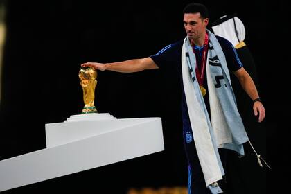 Lionel Scaloni acaricia la Copa del Mundo tras la consagración en la final de Qatar 2022 ante Francia