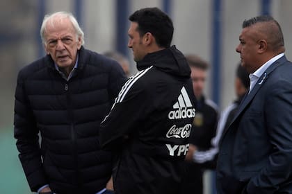 Reunión cumbre: Cesar Luis Menotti, Scaloni y Claudio Tapia, el presidente de la AFA